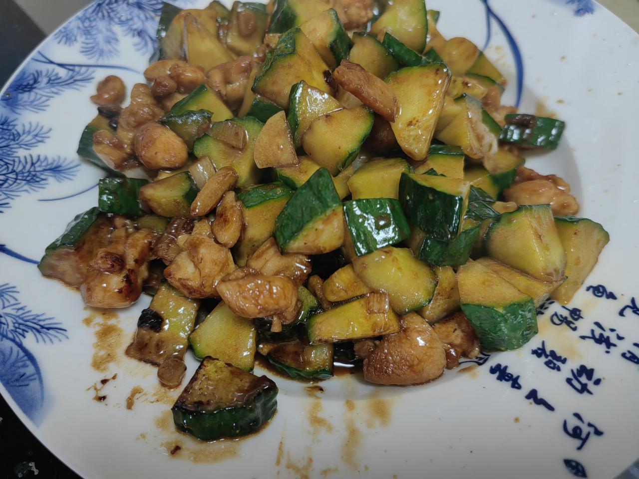 两个人的午餐。酱油爆黄瓜丁鸡腿肉，菜花炒豇豆丝，侉炖鸡翅根。​今天计划的任务上