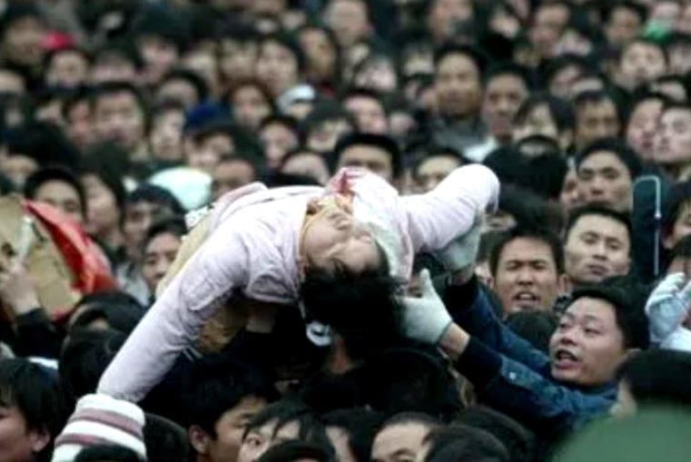 春运史上最惨痛的记忆！2008年春运，40万旅客滞留广州车站长达11天，中央紧急