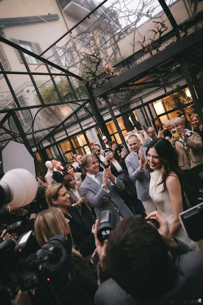 谷爱凌晒米兰时装周照片此次时装周亮相是谷爱凌在冬奥会结束后的“极限转场”。她在2