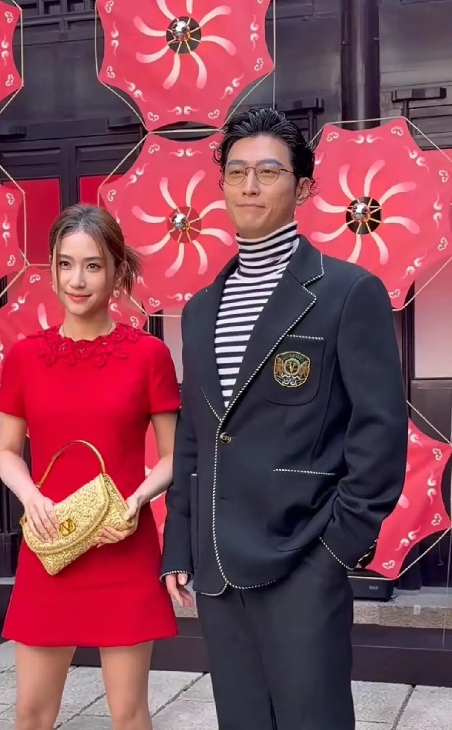 窦骁何超莲夫妇合体出席活动，两人互动恩爱甜蜜，越来越有夫妻相！