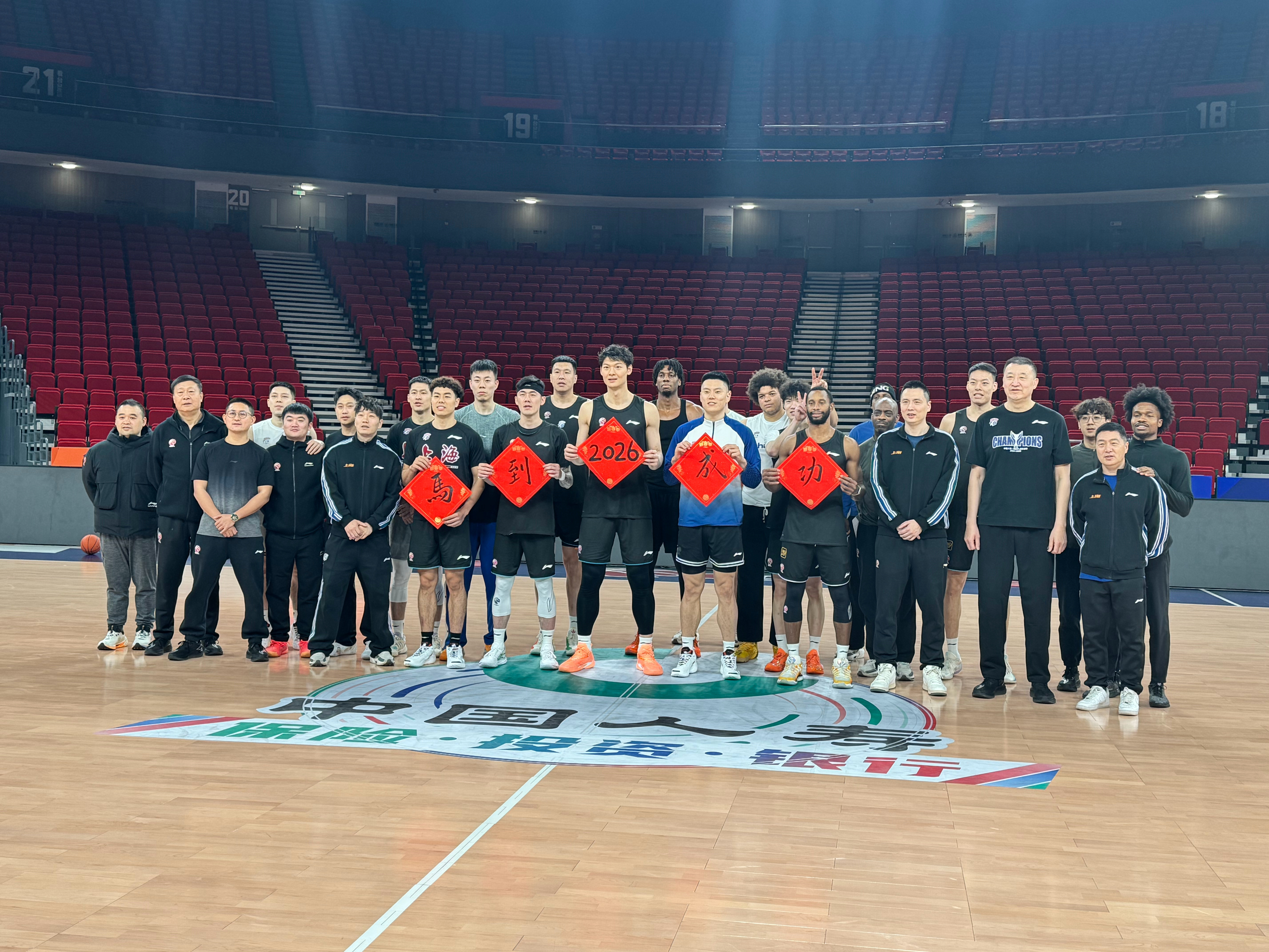 有点年味了上海久事大鲨鱼