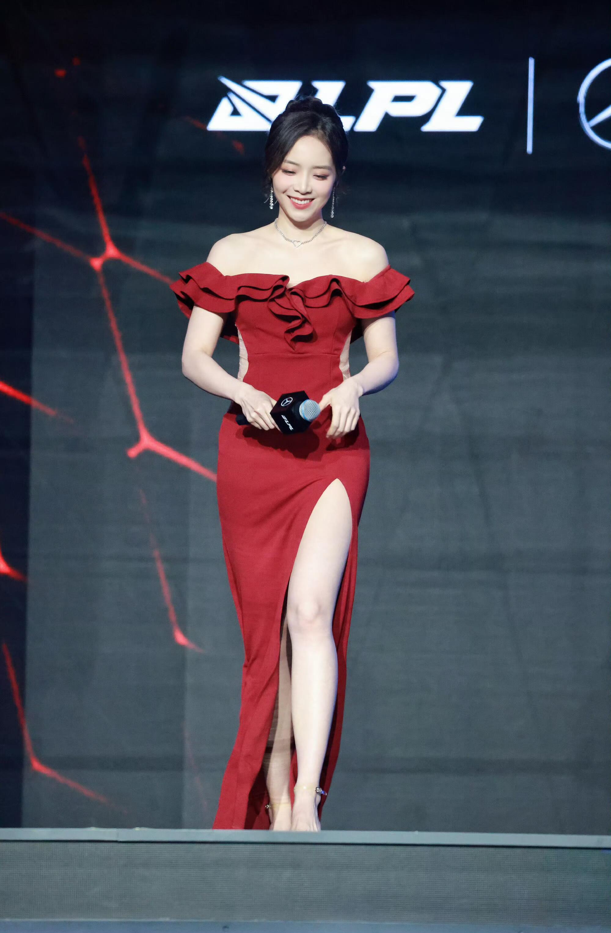 余霜穿旗袍我反复看了无数次