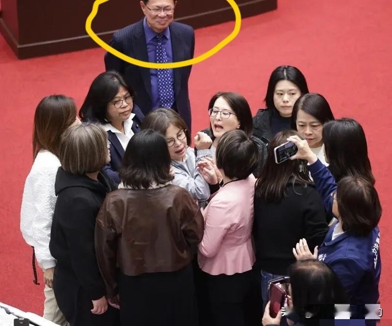 台湾所谓的立法院今天发生了大事儿，几个女立委扭成一团，韩国瑜喊话也没人听，国民党