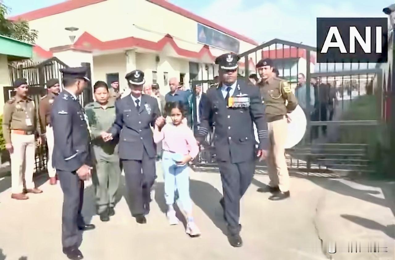 看到这样的画面，还是挺心酸的。孤儿寡母的，在别人搀扶下，来迎接父亲丈夫回来。