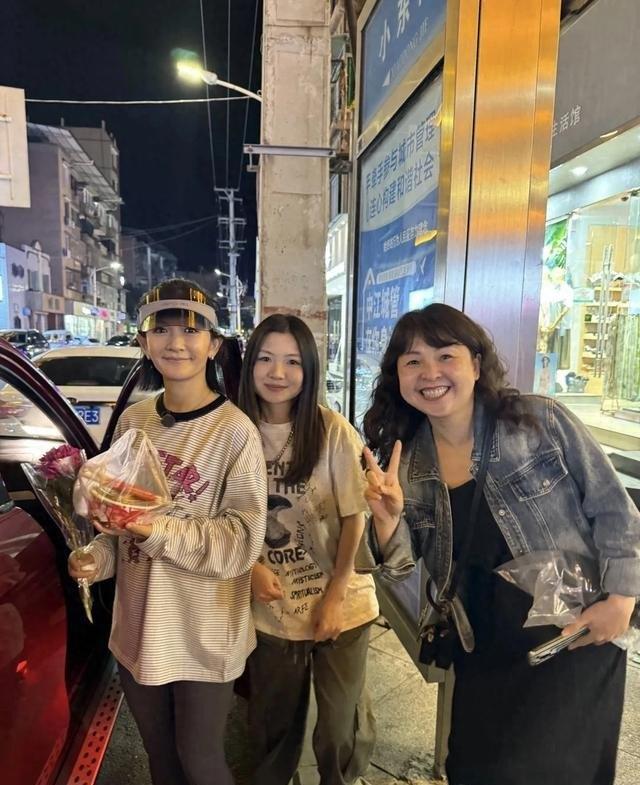 43岁谢娜回四川老家钓鱼，素颜厚底鞋显小肚子，被认出大方聊天，松弛感亲切感满满​