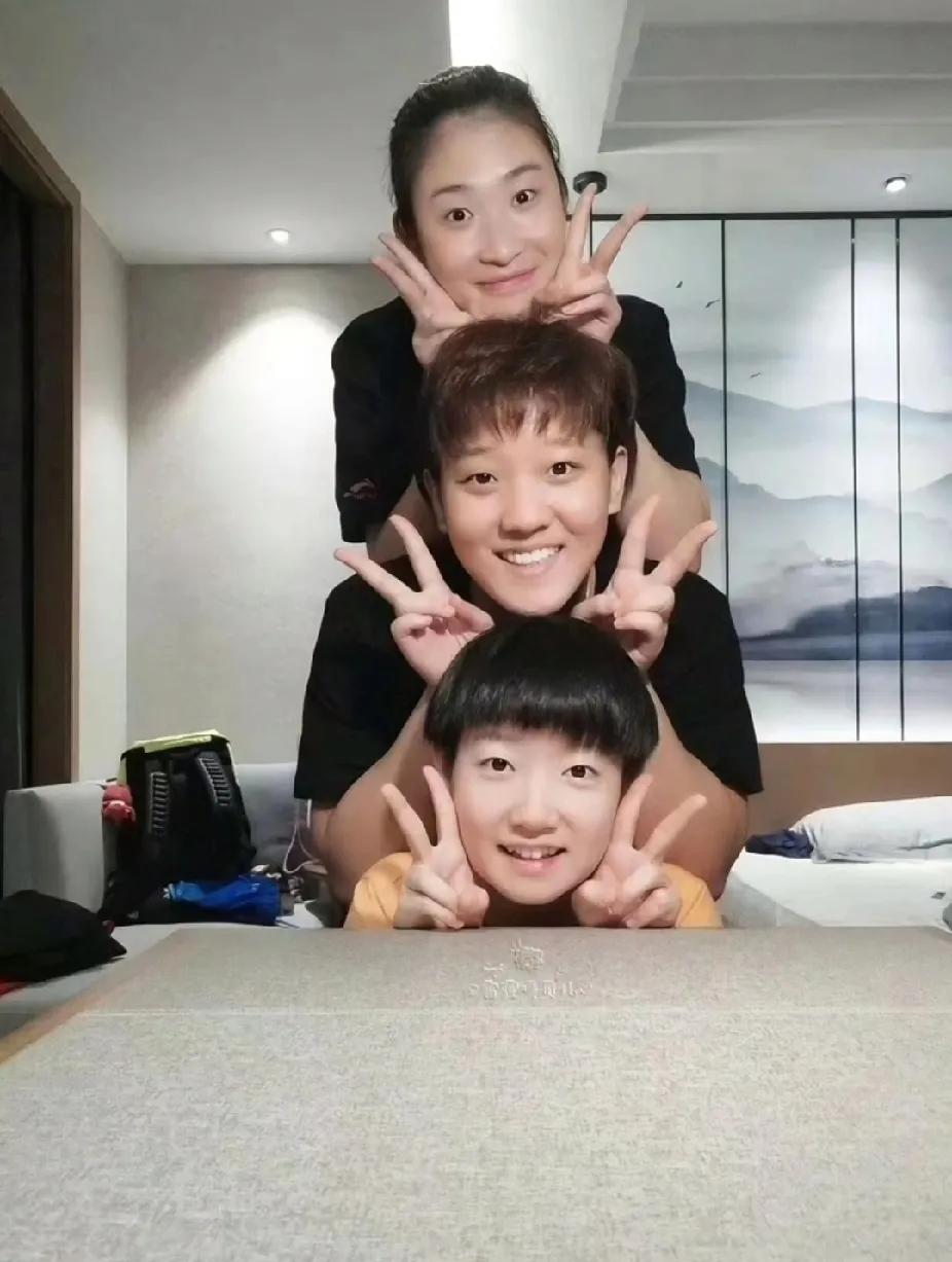 🏓今日份可爱暴击！莎莎和她的宝藏闺蜜孙铭阳、杨慧菁，叠叠乐式同框太甜啦～