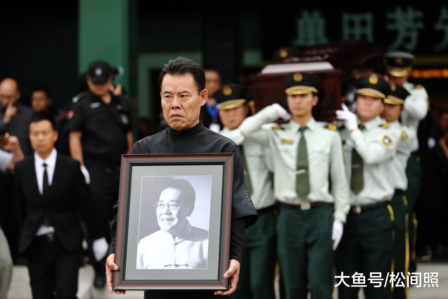 单田芳之子单瑞林手捧父亲遗像送别