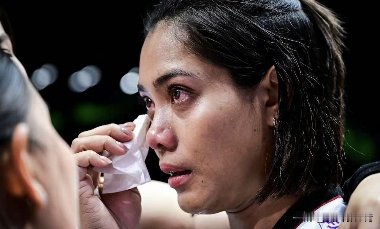 泰国女排哭成了泪人[哭哭][哭哭]在遭遇北京站的3连败后，泰国女排的队长阿耶查拉