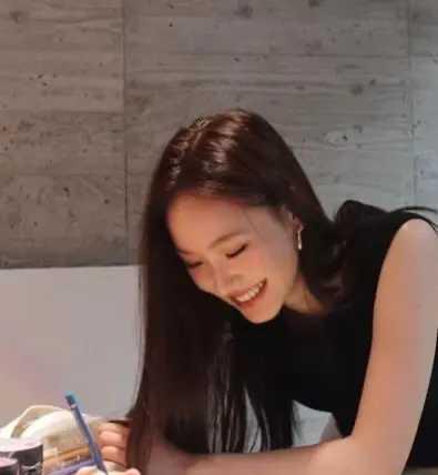 小S二女儿画技怎样不好说，这披头散发画画的姿态真的蛮业余的。感觉这种艺术类的东