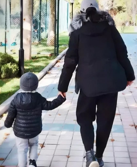 上海，女子沈某婚后全职带娃，仅靠丈夫3000元月薪维持生活。可她父亲和后妈竟要求