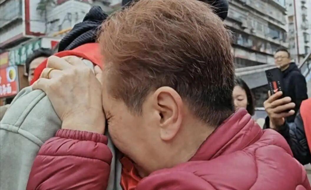 太神奇了！3岁在家门口被抱走，以不到1000元被卖到福建。33年后，他凭一道菜找