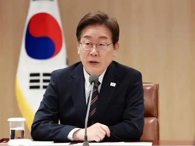 韩国股民吵翻了！总统喊话“一起富”，自己套现三倍离场，把锅直接甩在了百万散户身上