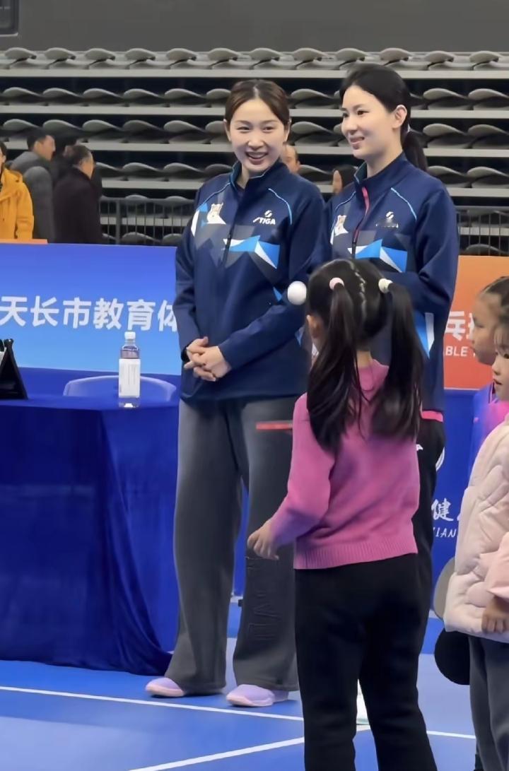 国乒两大美女同框太养眼啦！王添艺176cm高挑身材，肤白五官大气，浓颜系高颜