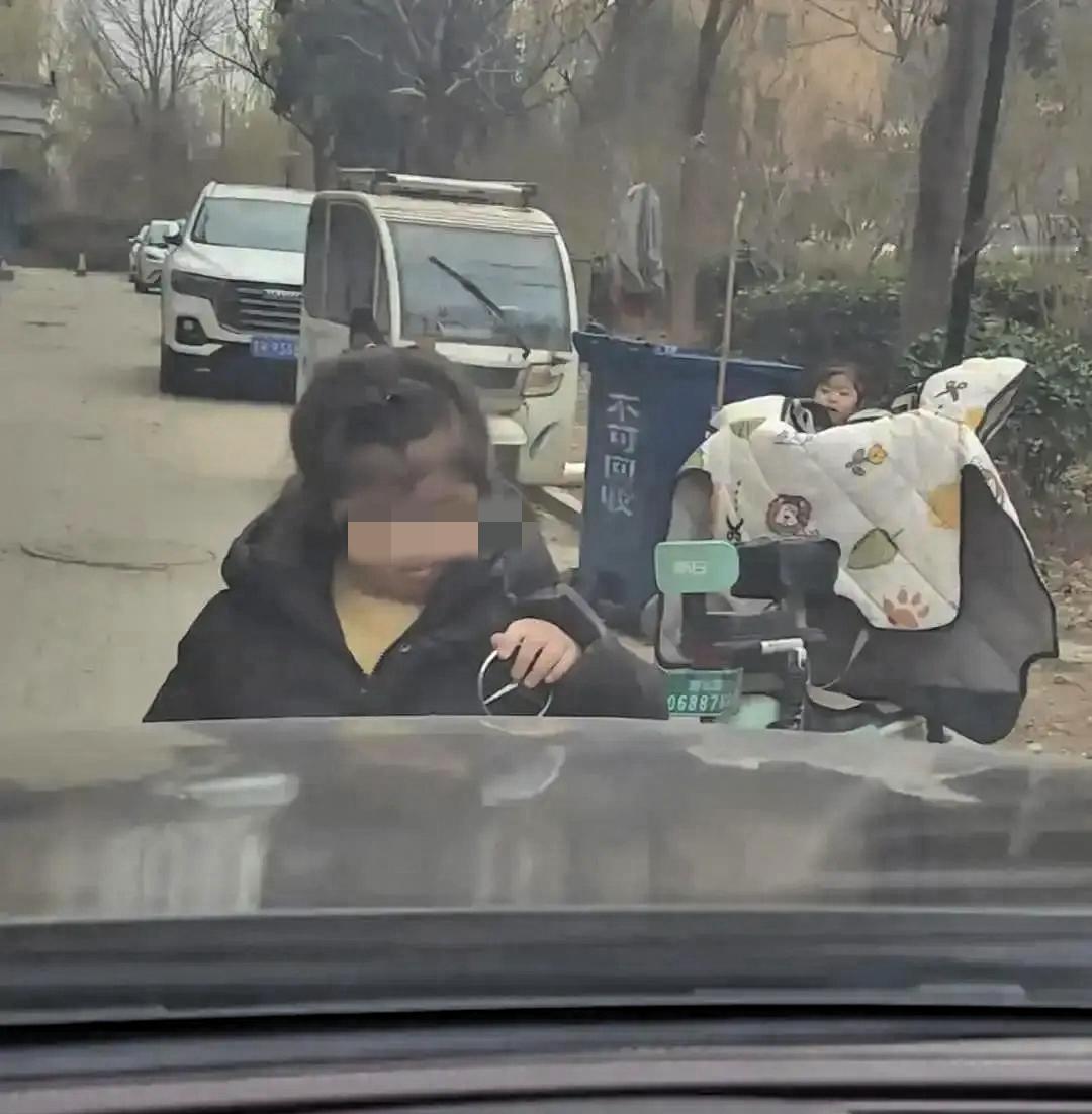 山东奔驰哥发现车标被小女孩掰掉，没吼没报警，反而把监控剪成简短的短视频发在抖音上
