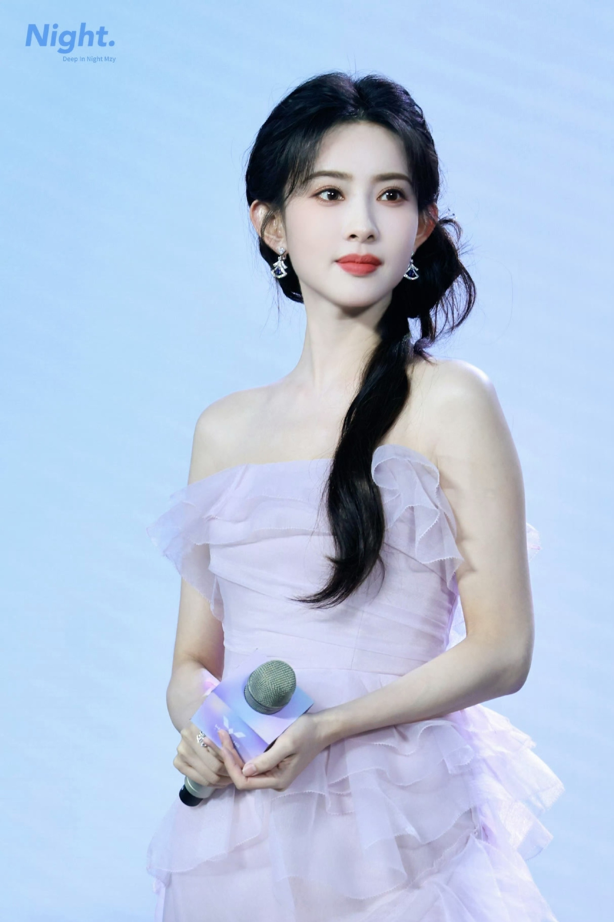 孟子义淡紫色抹胸纱裙穿搭，确实很精致。孟子义