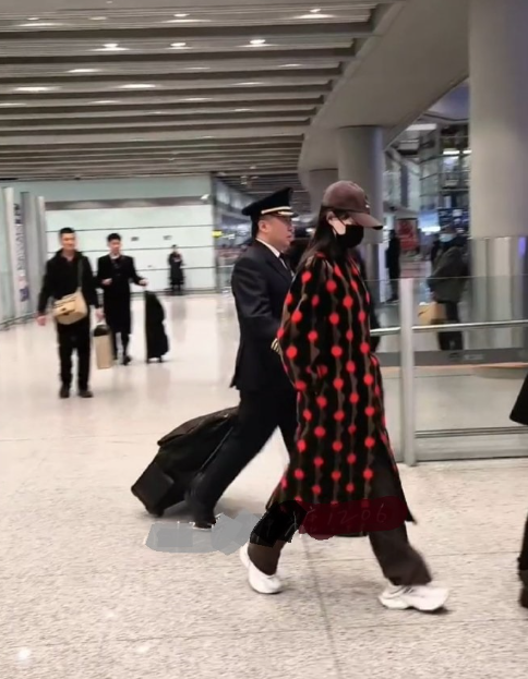 唐嫣现身机场她这次搭配的很有时尚潮流之美看起来也格外的显年轻唐嫣穿了一件绒面