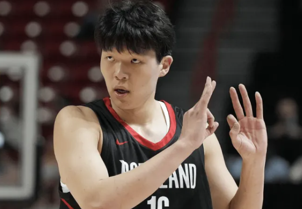 球队将从撕裂之城混音召回球队中锋杨瀚森。他也是接到通知不久立马就出发前往场馆去加