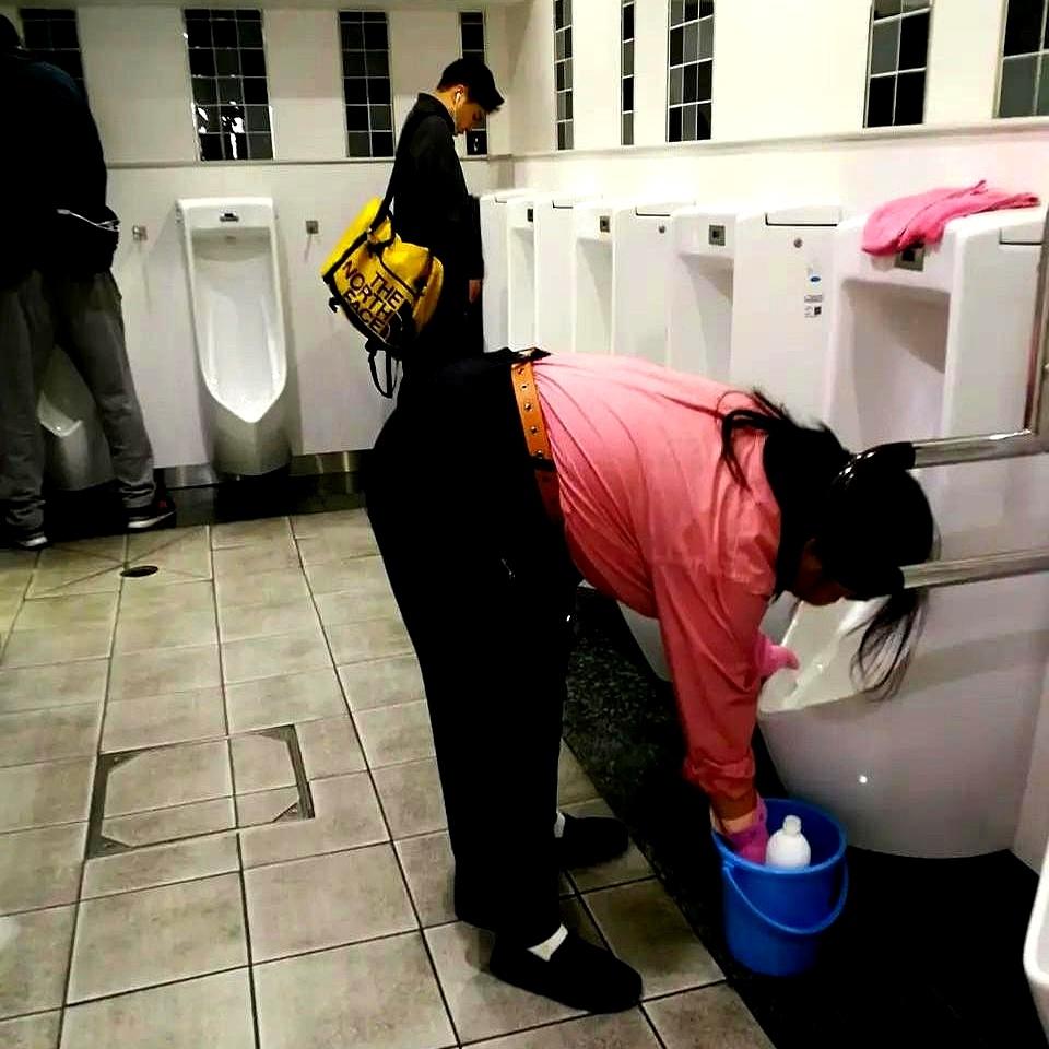 讲一件女性朋友可能不知道的事，相貌平平与年事渐高的女性正逐渐失去其性别特征带来的