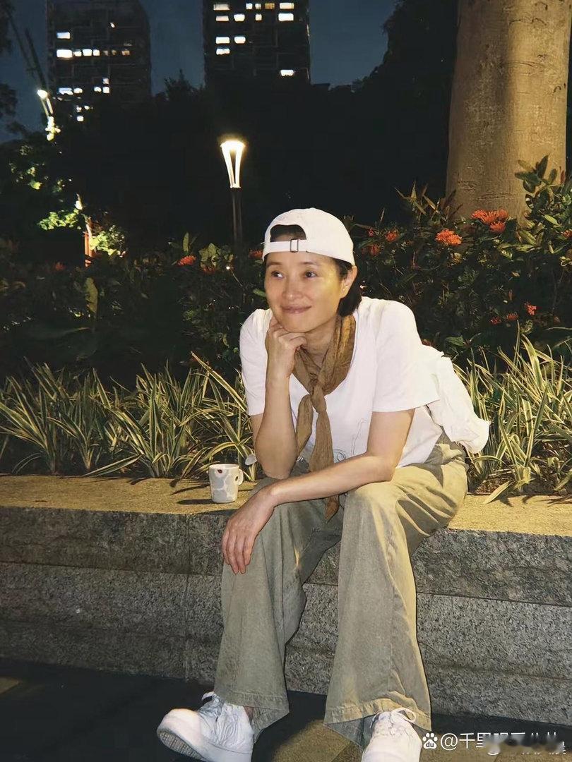 吴越最新夜游氛围感照片悠然舒缓，看着内心不自觉沉静下来，自在舒展的状态自带温柔光