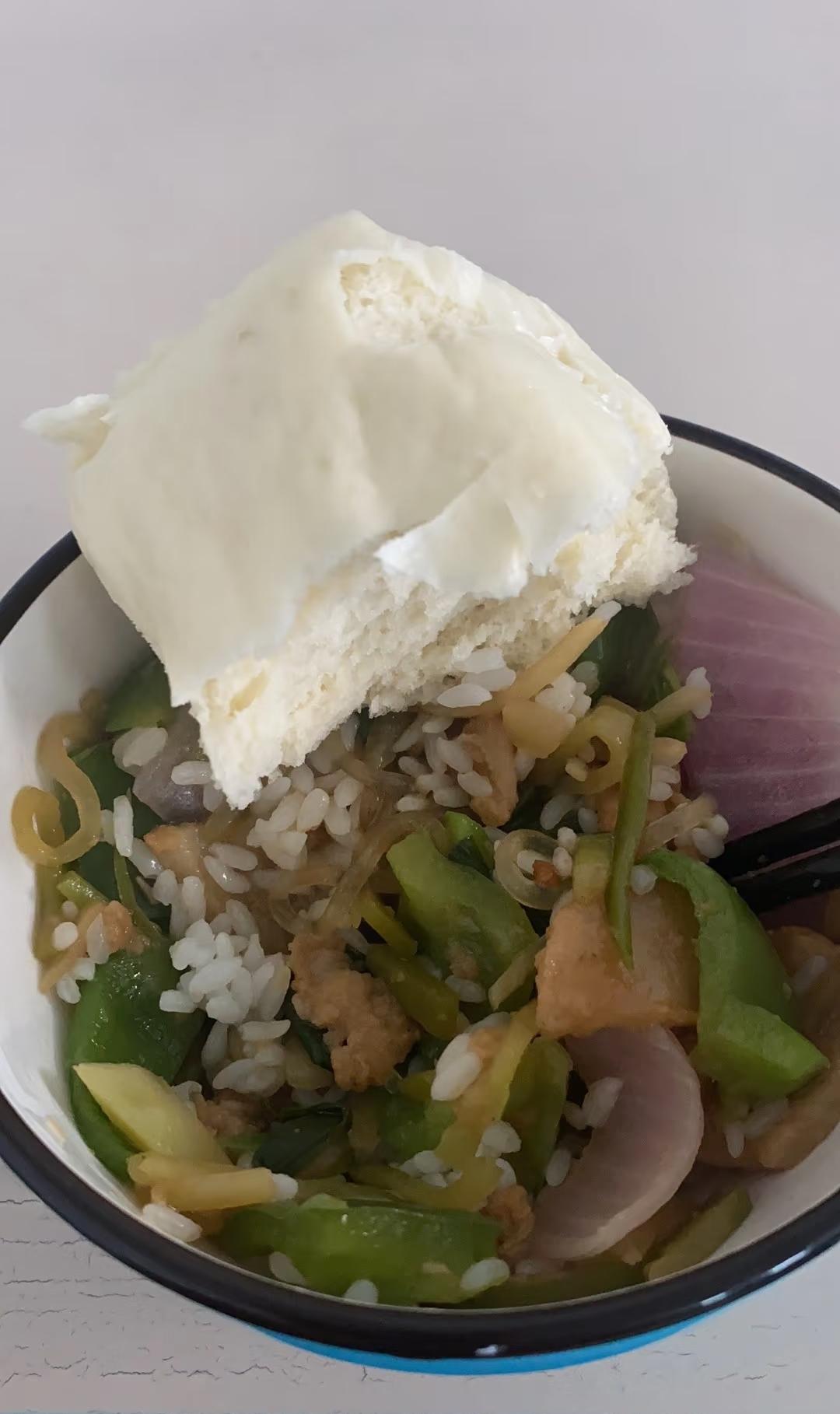 饭堂伙食不好难招到人，新来员工一看饭堂伙食这么差立马走人了，伙食这么差说明这厂肯