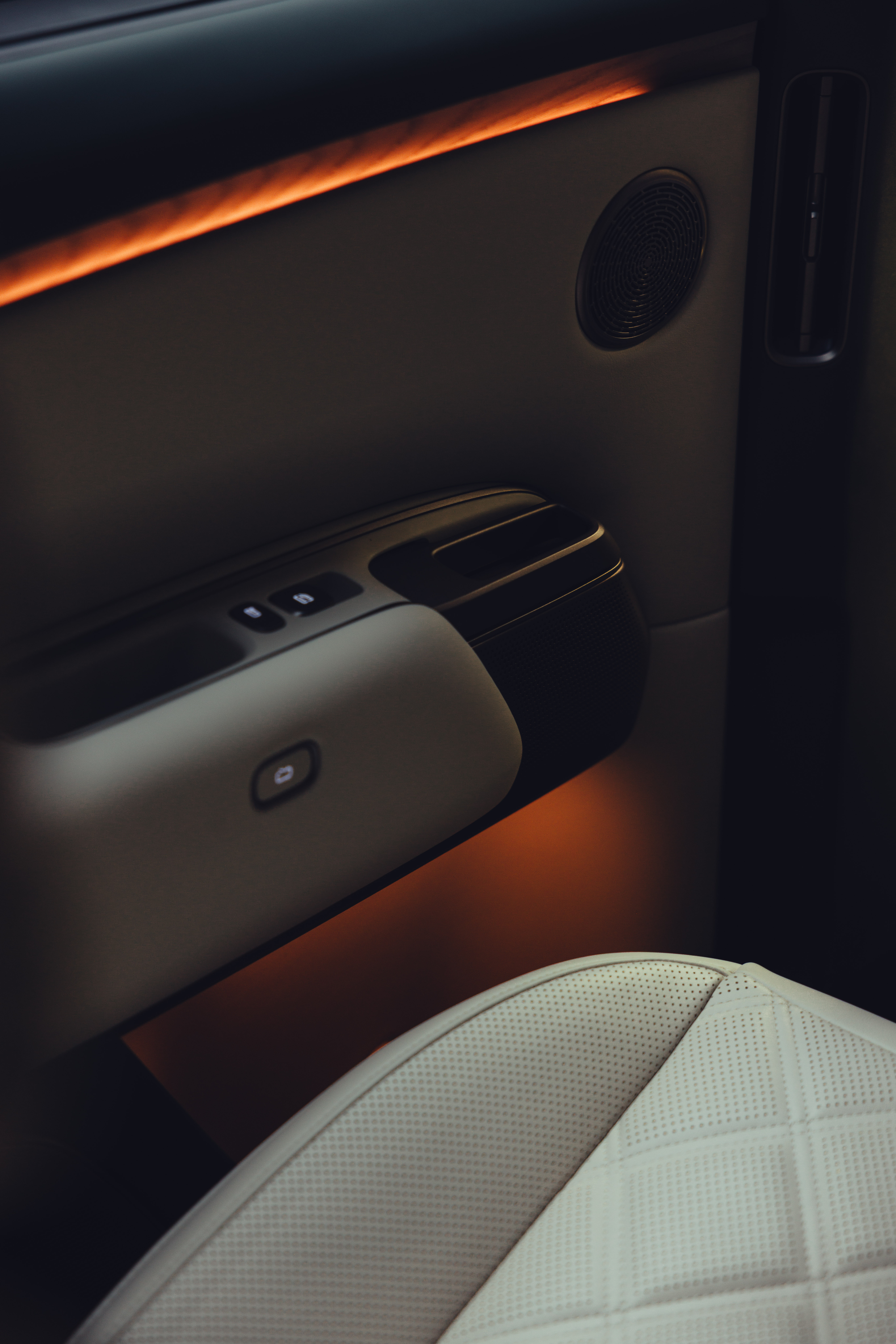 理想L9Livis内饰…网上看到的（有点像家里的沙发，旁边有个壁炉…）