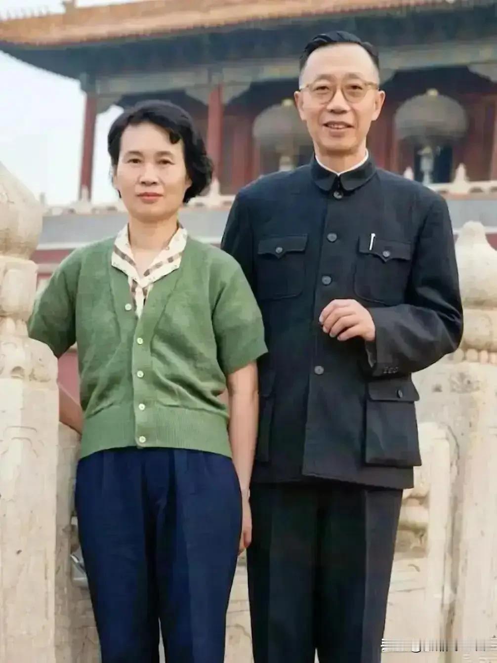 末代皇帝与未曾加冕的“皇后”故宫合影：昔日只存追忆，现实才值得追求！清朝最后