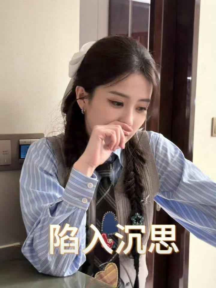 谁能不被可爱的白鹿圈粉啊！深夜录制完跑男节目，明明已经累到疲惫，回到休息的地方还