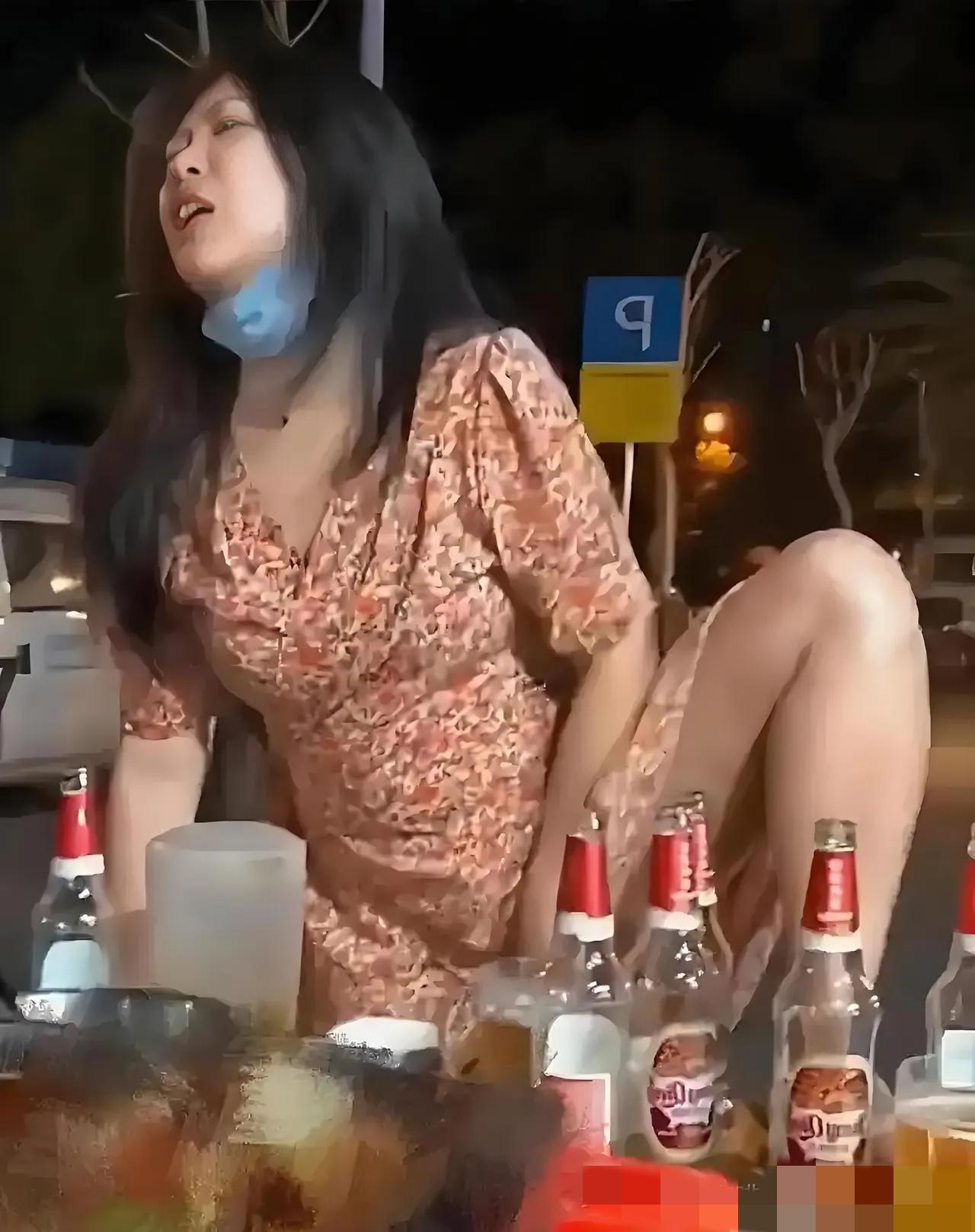 谁懂得刚把吐得眼泪鼻涕混一起的闺蜜架上床，看着她抱着马桶喊“吐不出来”的样
