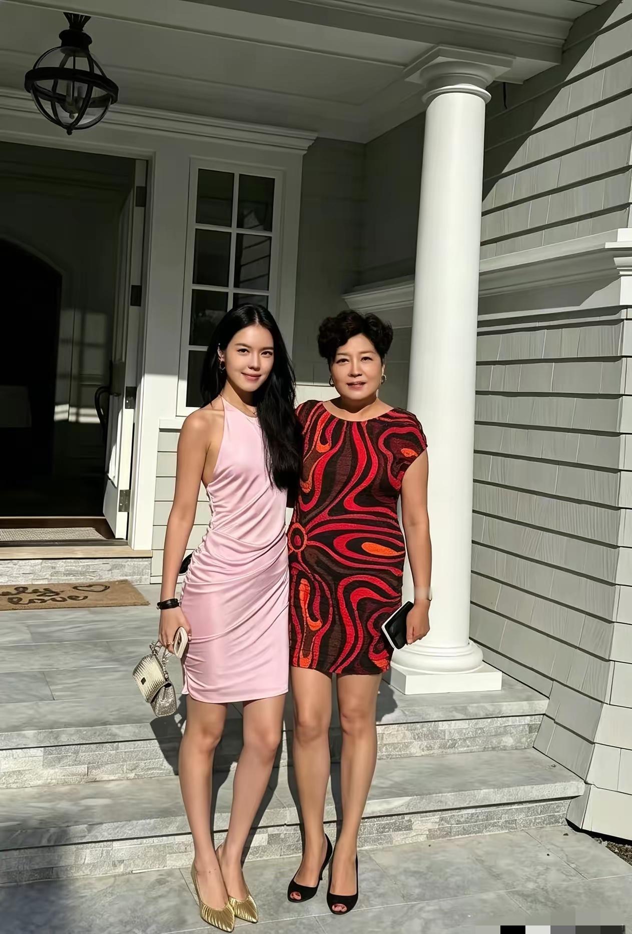 54岁的李泳夫人哈文和24岁女儿法图麦在美国大别墅合影留念，母女两个时尚感满满，
