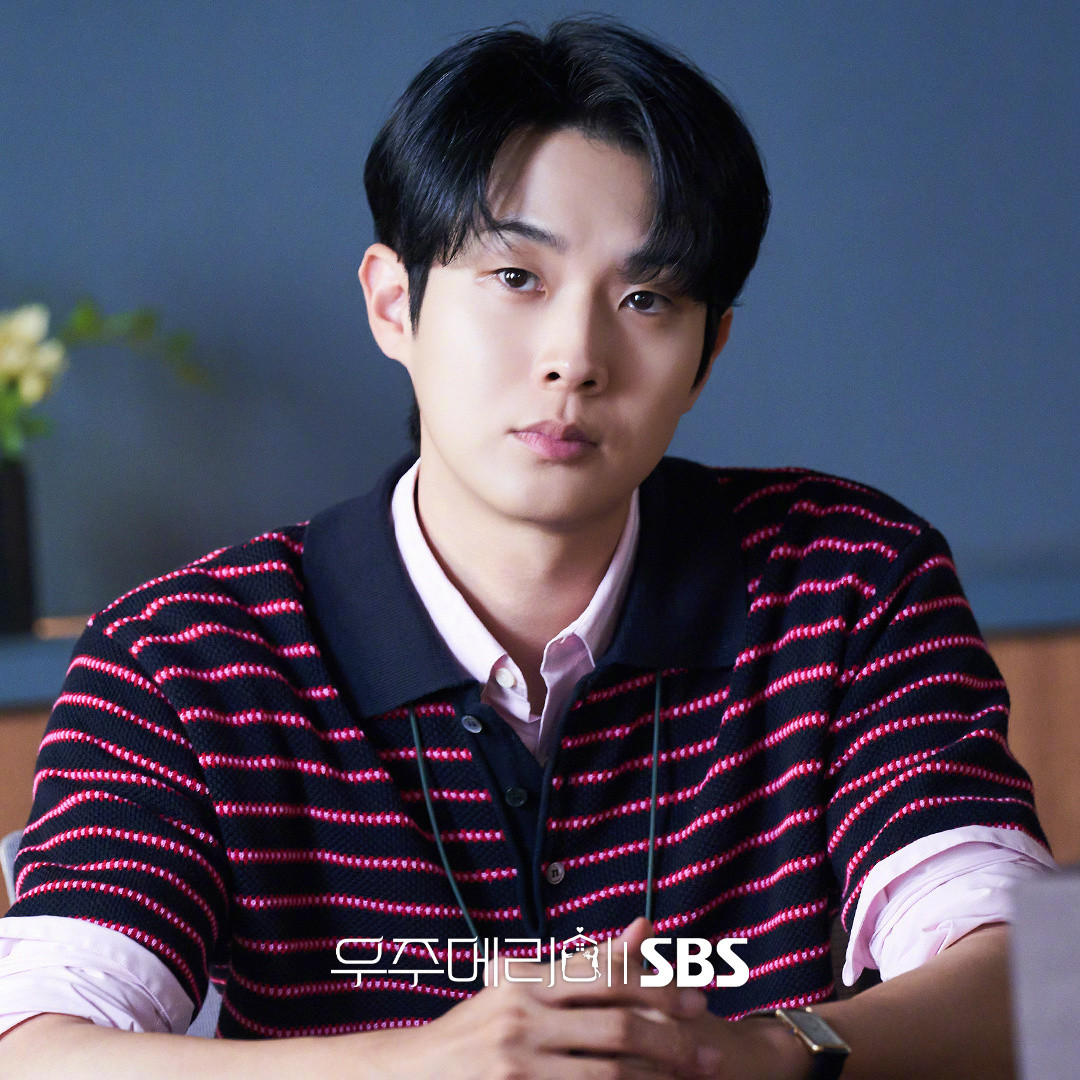 SBS新金土剧韩剧宇宙Marryme公开崔宇植剧照。该剧讲述