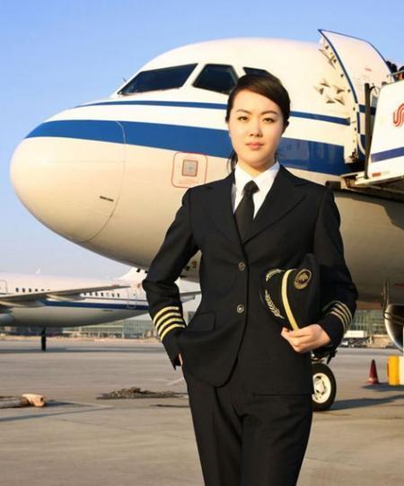 2009年，一架中国飞机在曼谷机场降落并停稳后，女机长正准备打开舱门，突然听到一