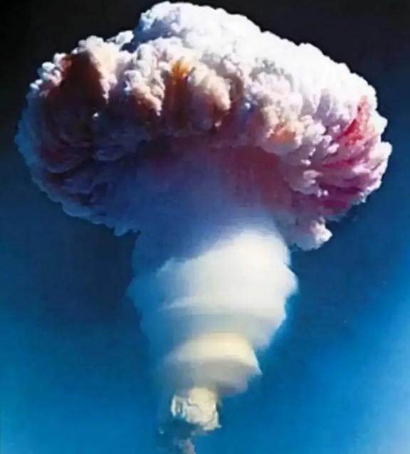 理论上来说，氢弹威力确实上不封顶，但是核武器有个不成文的规定：扔不到对方头上去，