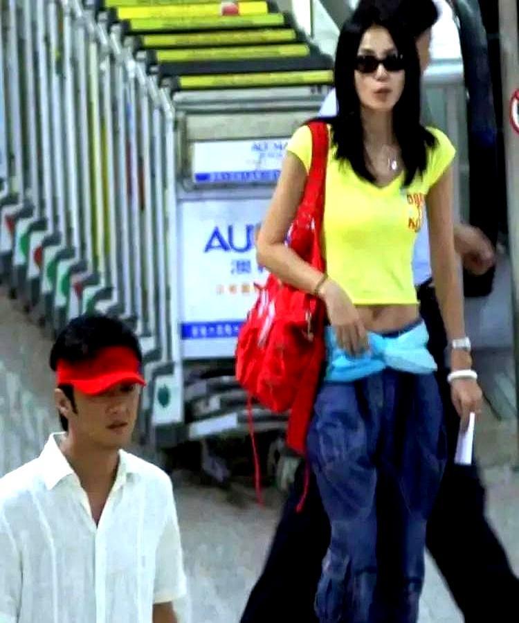 天后王菲，在伦敦一家旧衣铺，为女儿“跪下了”。渔夫帽压得很低，素面朝天的王