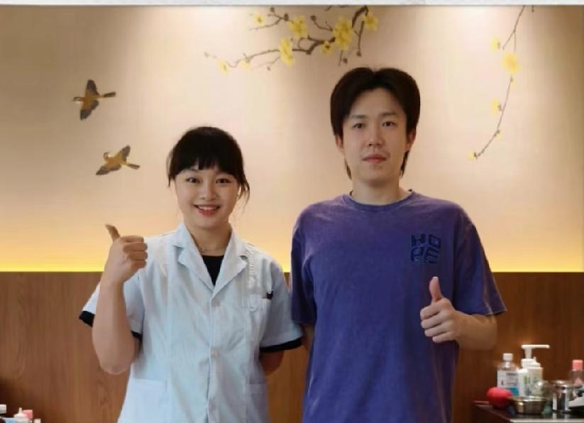 合照细节见修养！王楚钦和康复理疗医师同框分寸感拉满这张合照细节太暖心啦，身