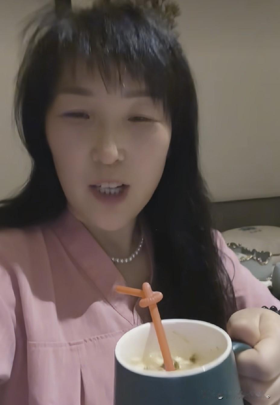 小故事！这刘二蛋在前儿媳娜娜真是吃香的喝辣的，真是美不胜收啊。又是
