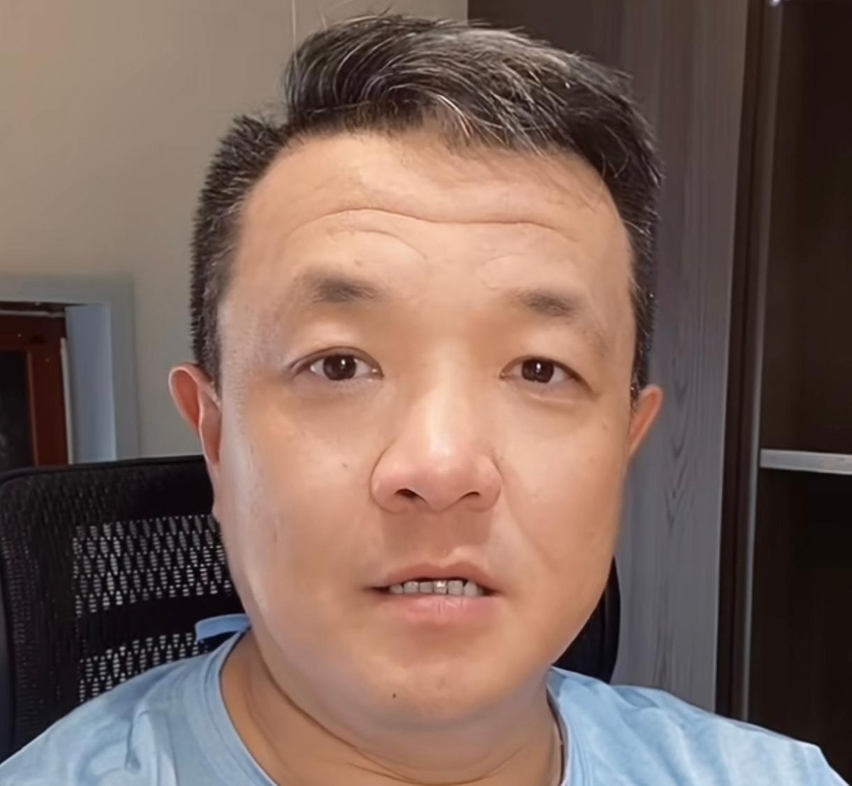 中国男篮世预赛F组目前3胜3负排名小组第五，第二阶段要对阵卡塔尔、黎巴嫩和沙特，6场球至少得赢4场才