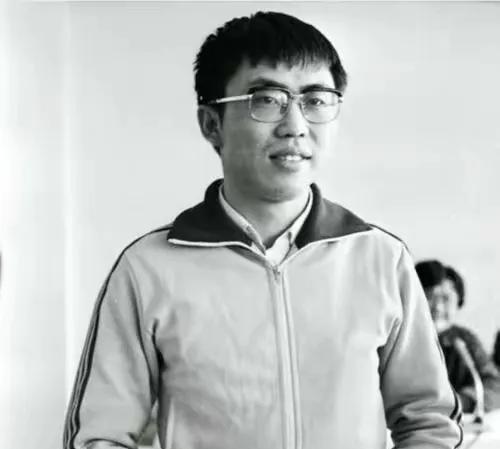 1990年，棋圣聂卫平教王刚的妹妹王静下围棋。谁也没想到，这盘棋不仅改变了两