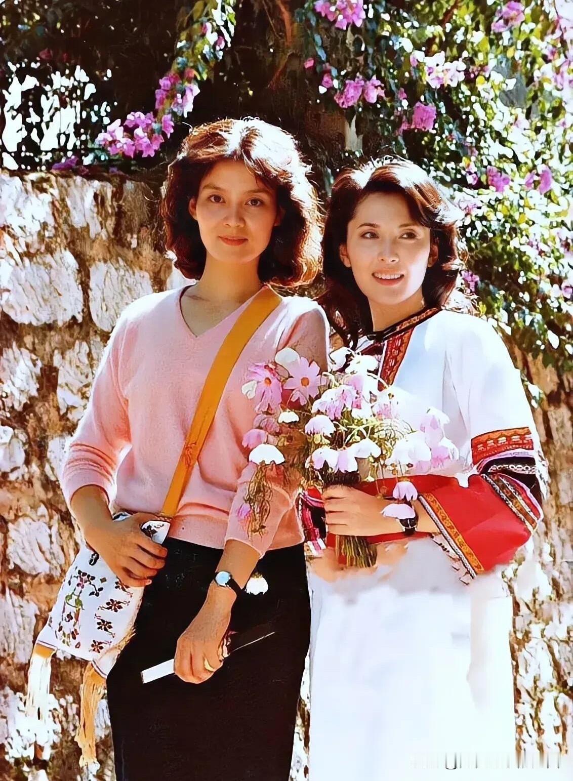 原本以为在八十年代潘虹的颜值无人能敌，没想到右边的这一位美女更加的漂亮，你知道她