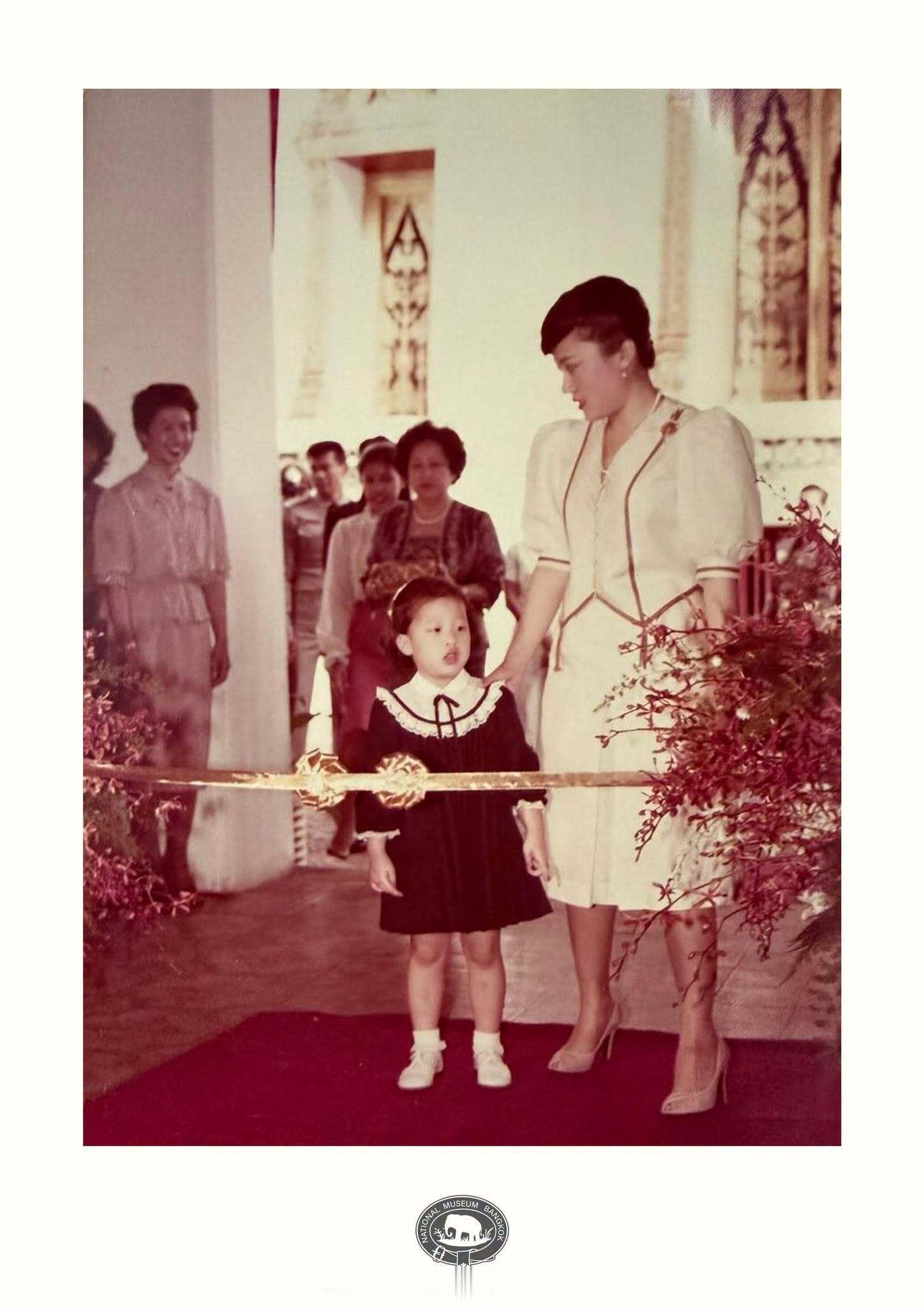 王室王室泰国王室帕公主老照片：1983年1月7日，颂妃带着帕公主参观暹罗儿童节