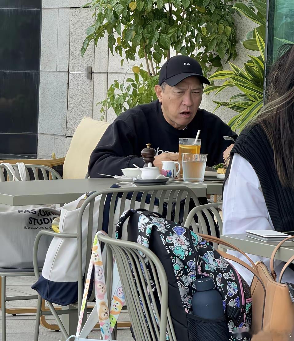 12月2日中午，张家辉和长辈在香港中环一家高级餐厅吃西餐，庆祝61岁生日。他的打