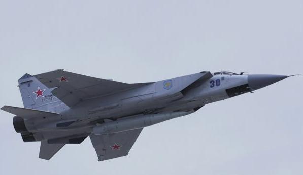 俄罗斯国防部日前宣布，搭载了空中发射型超音速导弹“金贾尔”的战斗机米格31在日本