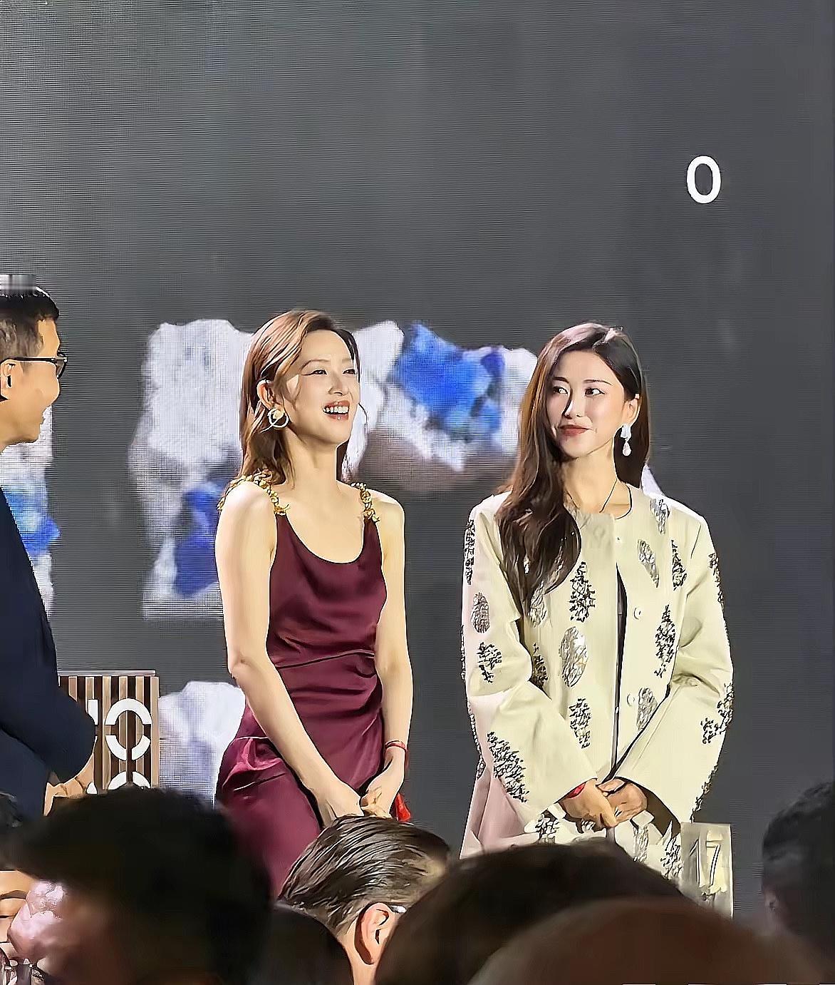 豪门晚宴两位女星同台.气质差被热议.背后故事谁来解.最近有人拍到章泽天和朱珠