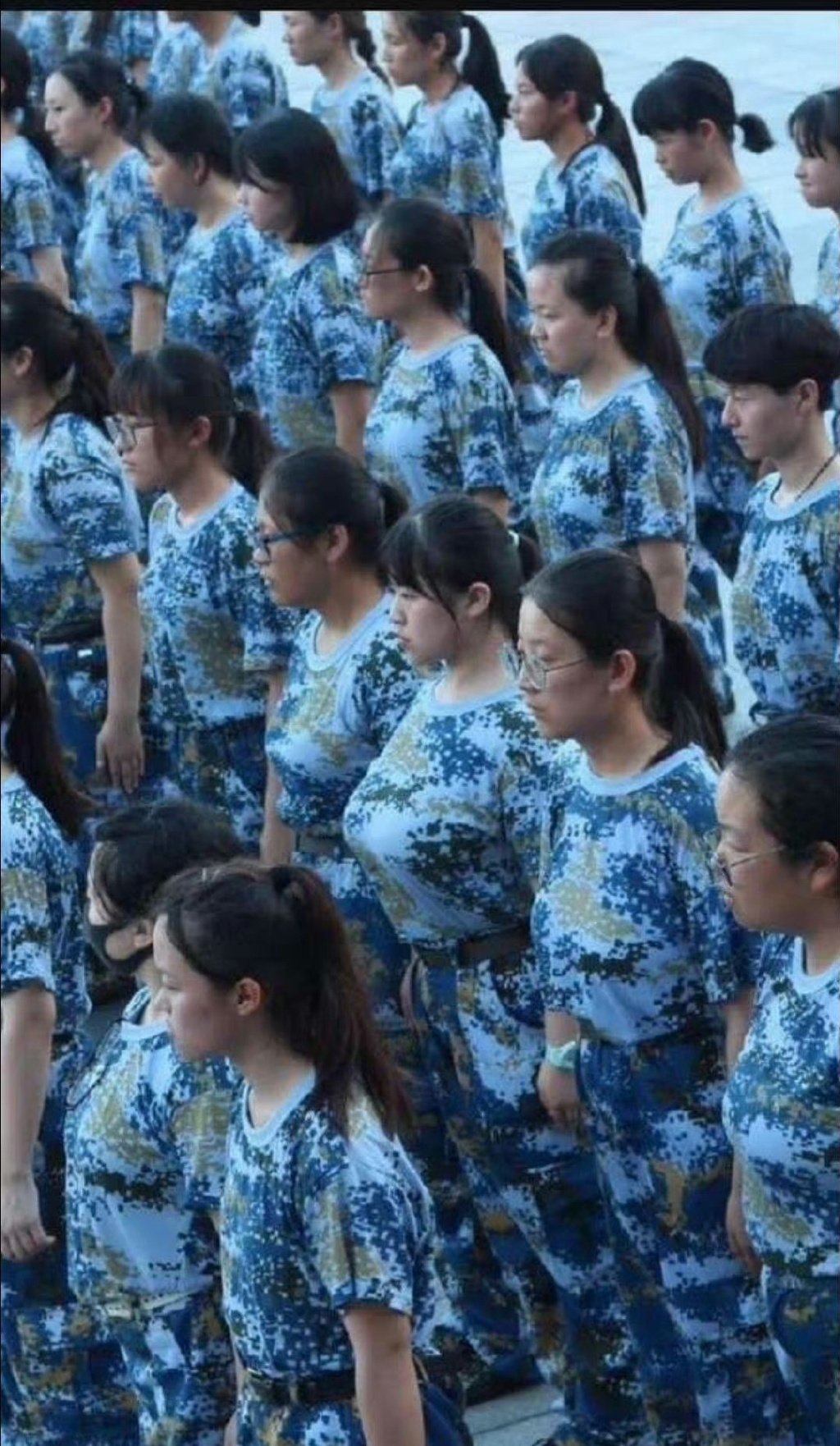 找到了多年以前军训的照片…