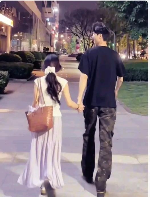 不知你是否发现但凡男人长得格外帅气身材高大挺拔他的妻子往往娇小玲珑二人并