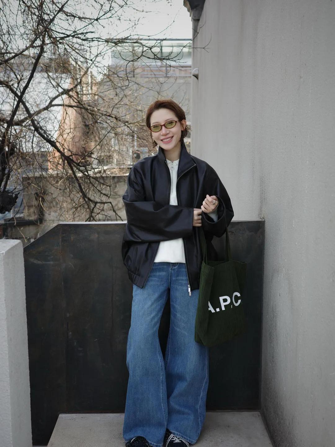 谁穿谁好看的皮衣公式！✨黑皮衣+白内搭+蓝阔腿裤，复古德训鞋+绿托特包，慵懒随