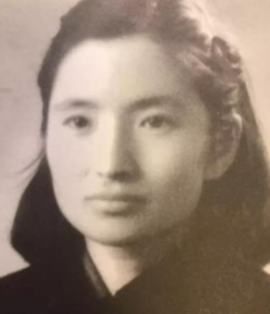 1943年，邓静华炸掉了日军总部，随后快速出城逃跑，日军紧追不舍。为了躲避日军，