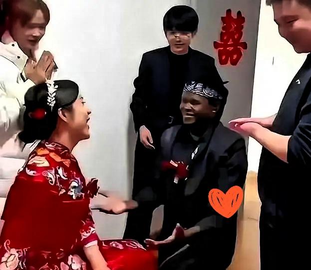 大学时认识了外籍留学生。她被他迷倒了。为了爱，她拼命的去追，总以为嫁了外国人