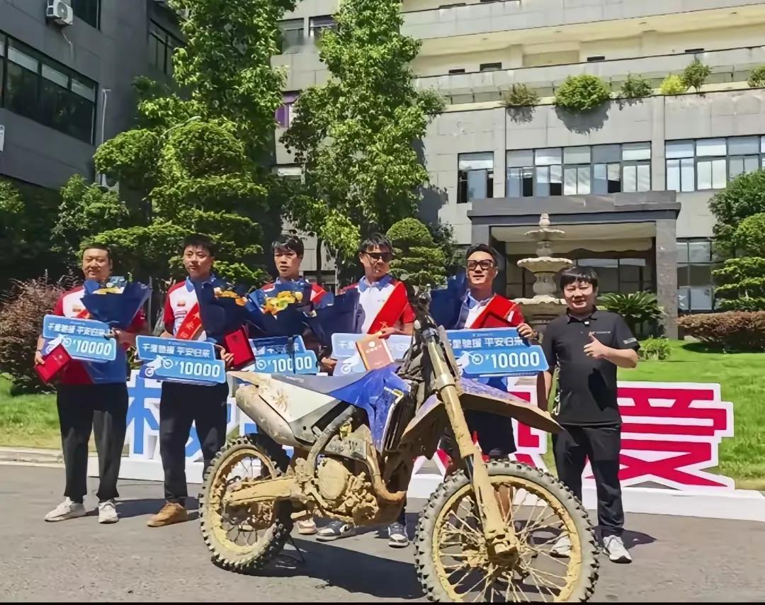 张雪为去广西救灾的五位车手发奖励了，每人一万元奖金！7月15日，五名内部救援
