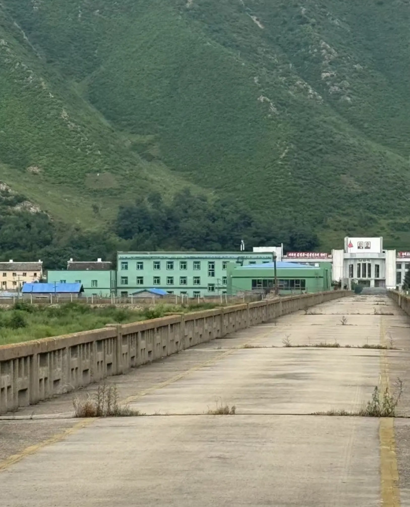 一个耐得住寂寞的国家—朝鲜灰瓦白墙，家门口还是泥路，没有打水泥，人们出行的方
