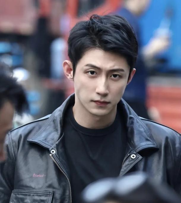 当红演员推开所有片约，就为签一张“卖身契”。不是炒作。黄景瑜用30万定金，把